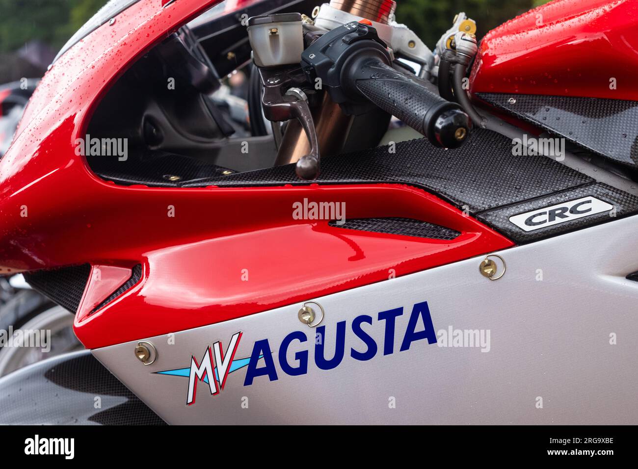 Il pannello laterale sinistro di una motocicletta sportiva italiana MV Augusta rossa con il logo della carenatura e la sezione del manubrio Foto Stock