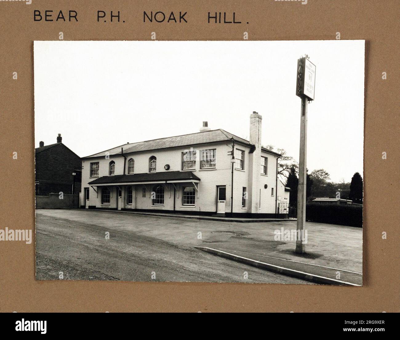 Fotografia di Bear Inn, Noak Hill, Essex. Il lato principale della stampa (mostrato qui) raffigura: La faccia destra sulla vista del pub. Il retro della stampa (disponibile su richiesta) dettagli: Niente per il Bear Inn, Noak Hill, Essex RM3 7LL. A partire da luglio 2018 . Precedentemente il pub Bear a Sizzling . Ora di proprietà di Milton Pub e taverne Foto Stock