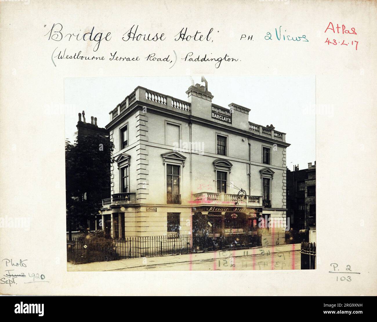 Fotografia del Bridge House Hotel, Paddington, Londra. Il lato principale della stampa (mostrato qui) raffigura: La faccia sinistra sulla vista del pub. Il retro della stampa (disponibile su richiesta) dettagli: Trading Record 1920 . 1931 per il Bridge House Hotel, Paddington, Londra W2 6NG. A partire da luglio 2018 . Castello (Mitchells & Butlers) Foto Stock