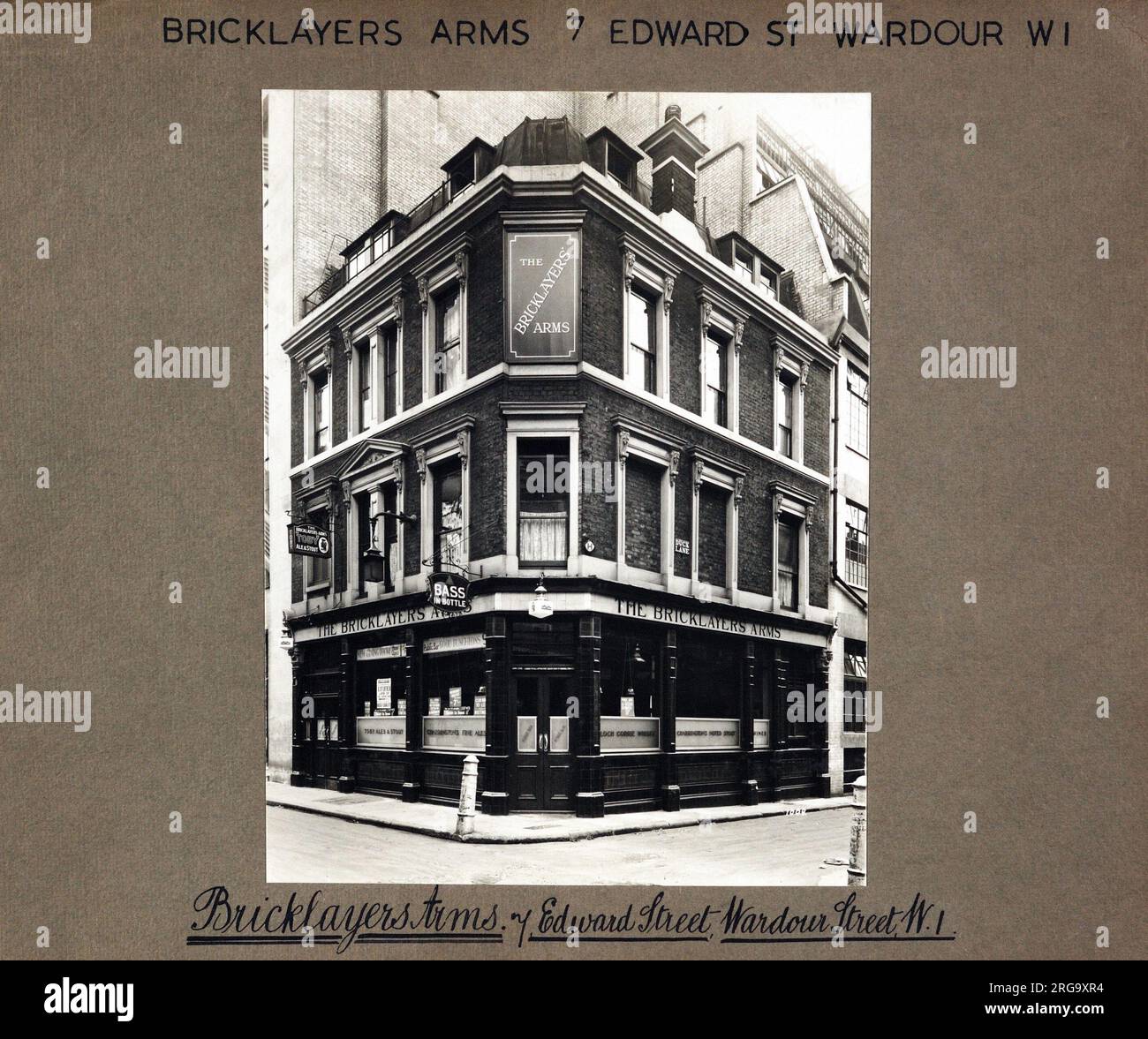 Fotografia di Bricklayers Arms, Wardour, Londra. Il lato principale della stampa (mostrato qui) raffigura: Angolo sulla vista del pub. Il retro della stampa (disponibile su richiesta) dettagli: Niente per i Bricklayers Arms, Wardour, Londra W1F 0DA. A partire da luglio 2018 . Ora un angolo negozio di dischi di Duck Lane e Broadwick Street Foto Stock