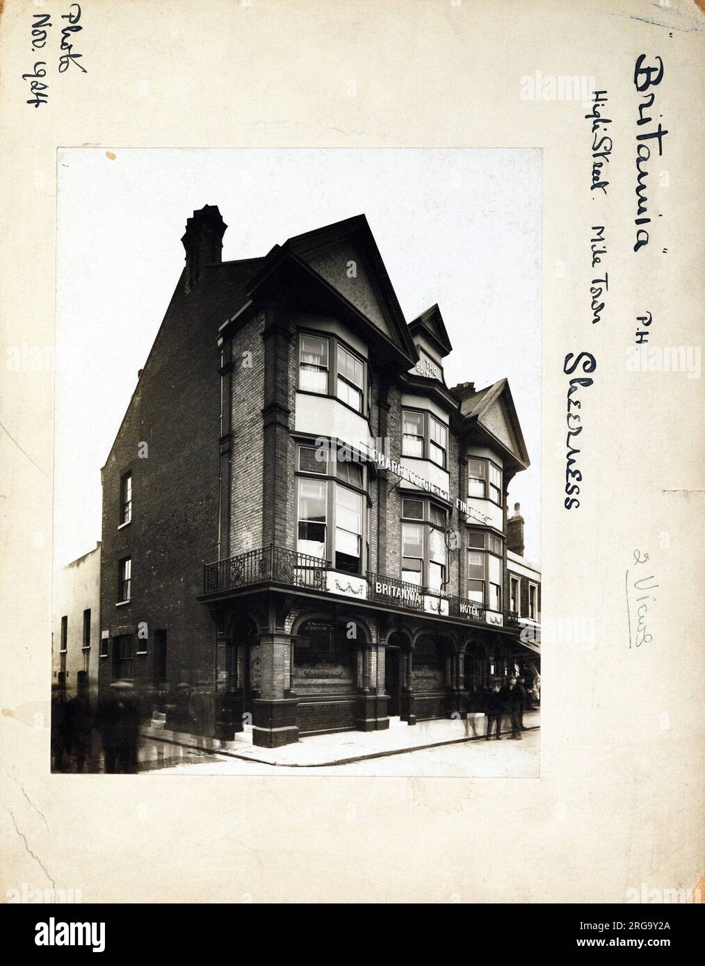 Fotografia di Britannia PH, Sheerness, Kent. Il lato principale della stampa (mostrato qui) raffigura: La faccia sinistra sulla vista del pub. Il retro della stampa (disponibile su richiesta) dettagli: Niente per la Britannia, Sheerness, Kent ME12 1TX. A partire da luglio 2018 . Questo pub è stato chiuso intorno al 1990 ed è stato convertito in uso misto per la vendita al dettaglio e l'ufficio. Foto Stock