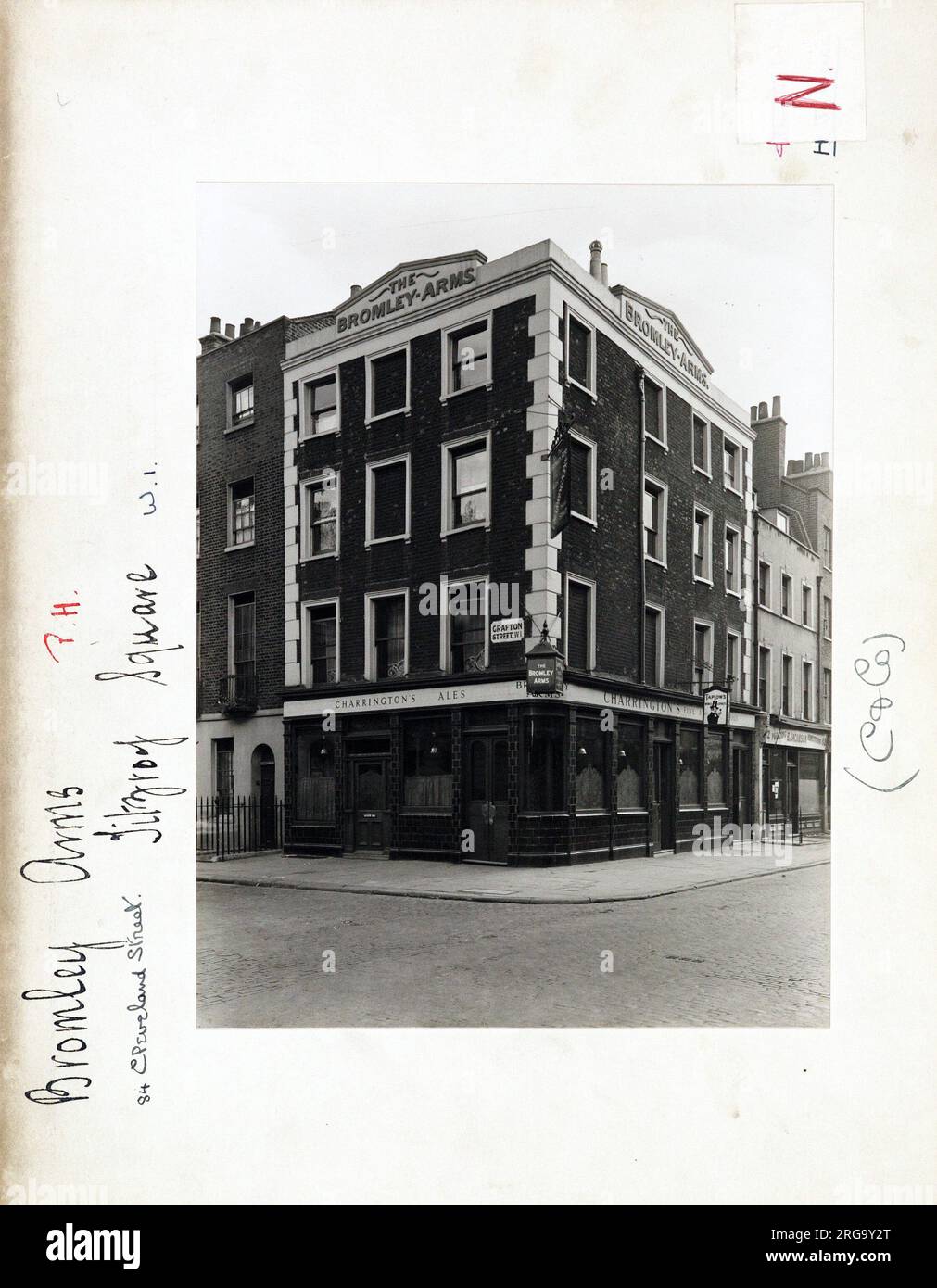 Fotografia di Bromley Arms, Euston, Londra. Il lato principale della stampa (mostrato qui) raffigura: Angolo sulla vista del pub. Il retro della stampa (disponibile su richiesta) dettagli: Trading Record 1929 . 1961 per The Bromley Arms, Euston, Londra W1T 6NG. A partire da luglio 2018 . Chiuso intorno al 2002 e convertito in ufficio. Foto Stock