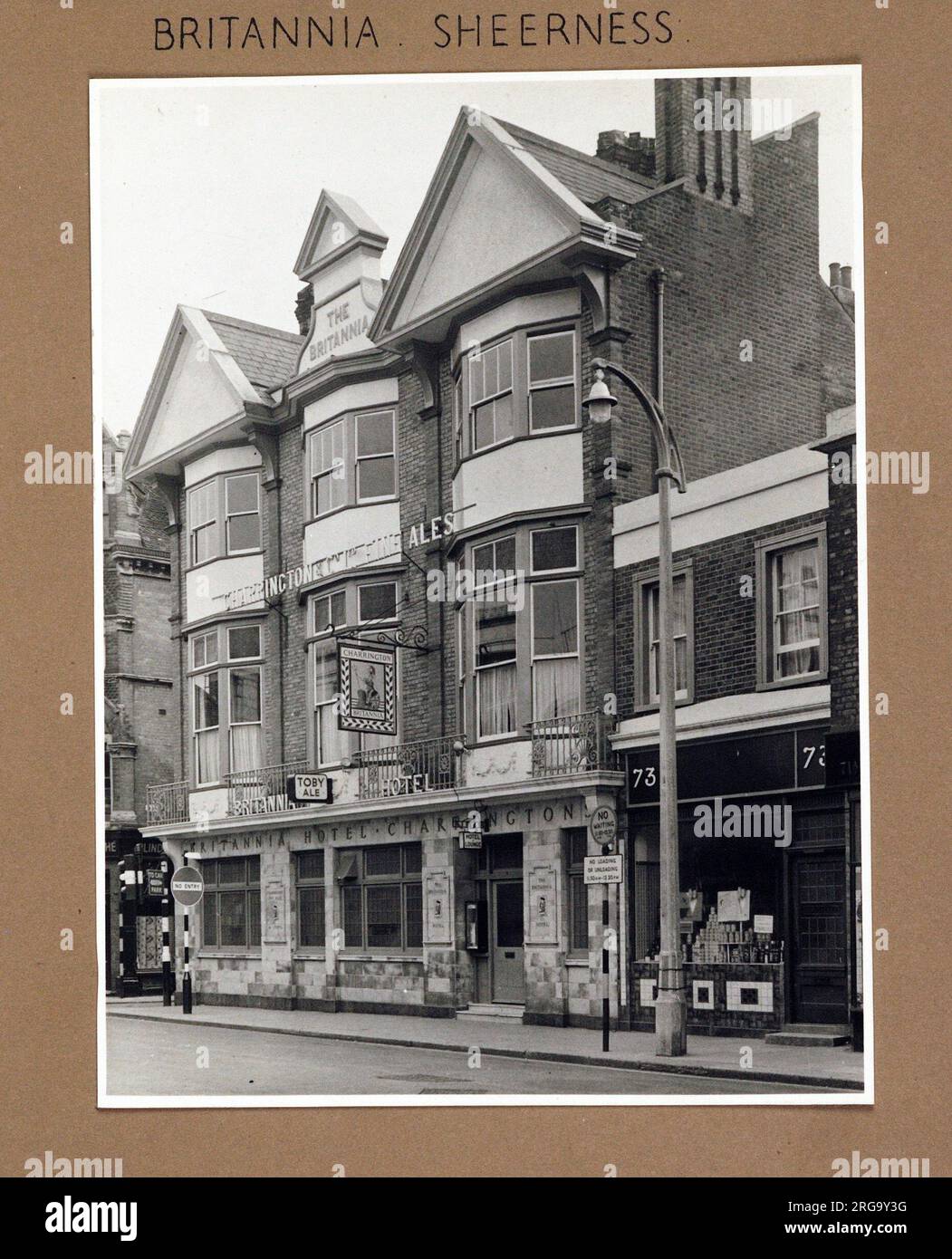 Fotografia di Britannia PH, Sheerness, Kent. Il lato principale della stampa (mostrato qui) raffigura: La faccia destra sulla vista del pub. Il retro della stampa (disponibile su richiesta) dettagli: Niente per la Britannia, Sheerness, Kent ME12 1TX. A partire da luglio 2018 . Questo pub è stato chiuso intorno al 1990 ed è stato convertito in uso misto per la vendita al dettaglio e l'ufficio. Foto Stock