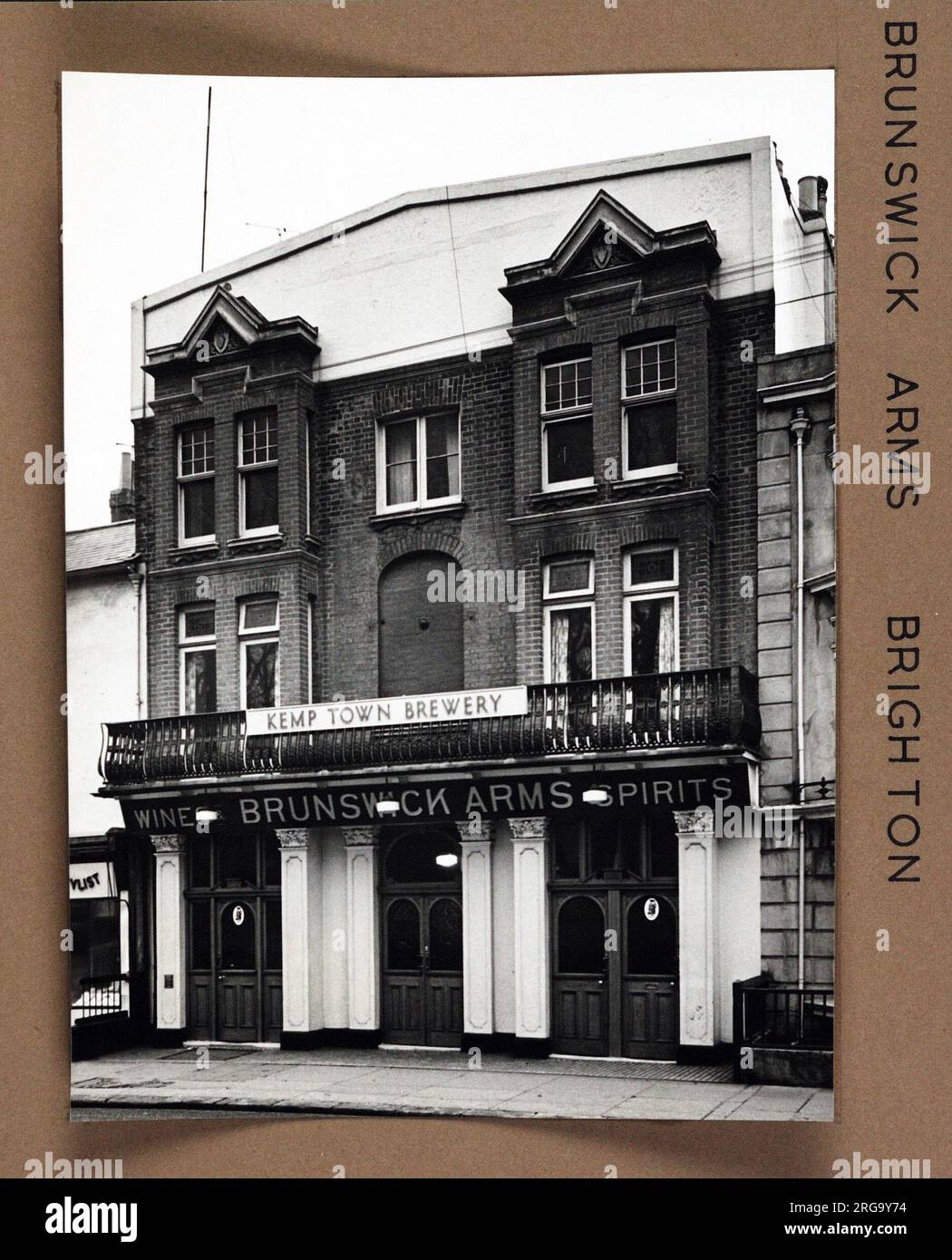 Fotografia di Brunswick Arms, Hove, Sussex. Il lato principale della stampa (mostrato qui) raffigura: La faccia destra sulla vista del pub. Il retro della stampa (disponibile su richiesta) dettagli: Niente per il Brunswick Arms, Hove, Sussex BN1 4SB. A partire da luglio 2018 . Rinominato Caroline di Brunswick (formerlt a 27 Brunswick Place Northat) Star (Heineken UK) Foto Stock