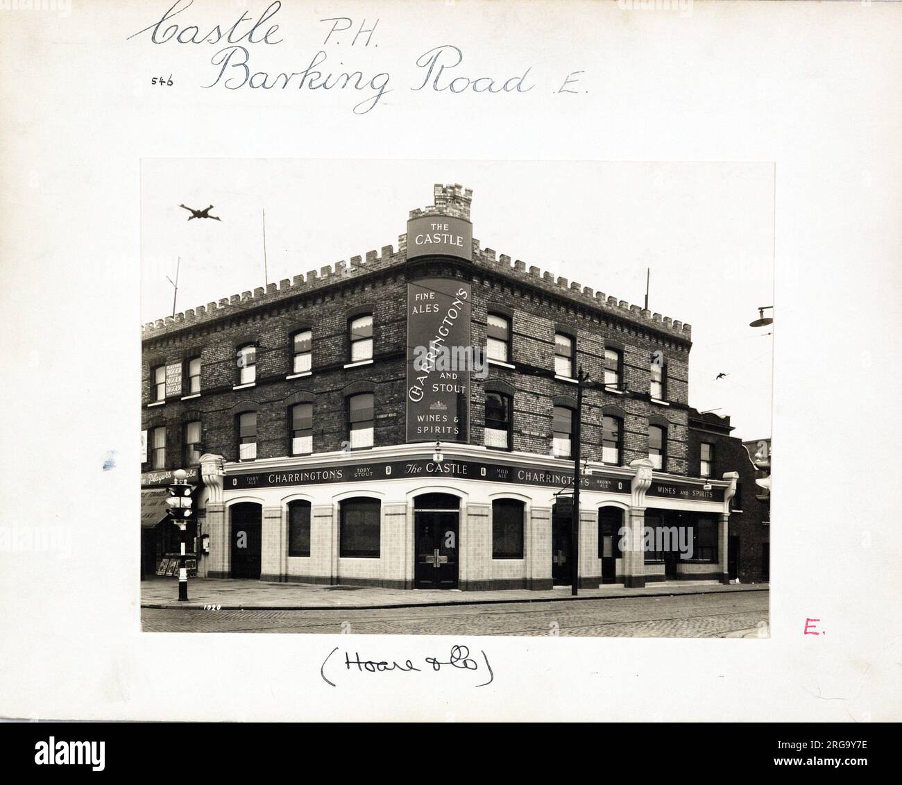 Fotografia di Castle PH, Plaistow, Londra. Il lato principale della stampa (mostrato qui) raffigura: Angolo sulla vista del pub. Il retro della stampa (disponibile su richiesta) dettagli: Trading Record 1934 . 1961 per il castello, Plaistow, Londra E13 9JU. A partire da luglio 2018 . Il Castello è stato chiuso nel 2011 ed è ora un negozio di scommesse Foto Stock