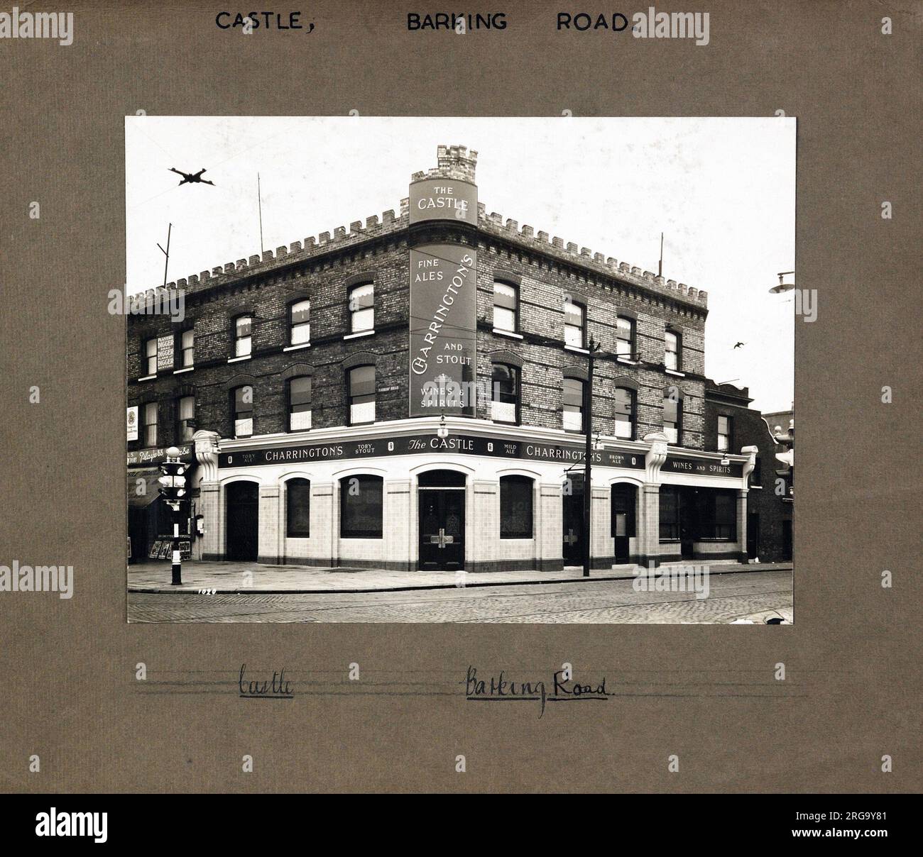 Fotografia di Castle PH, Plaistow, Londra. Il lato principale della stampa (mostrato qui) raffigura: Angolo sulla vista del pub. Il retro della stampa (disponibile su richiesta) dettagli: Nothing for the Castle, Plaistow, London E13 9JU. A partire da luglio 2018 . Il Castello è stato chiuso nel 2011 ed è ora un negozio di scommesse Foto Stock