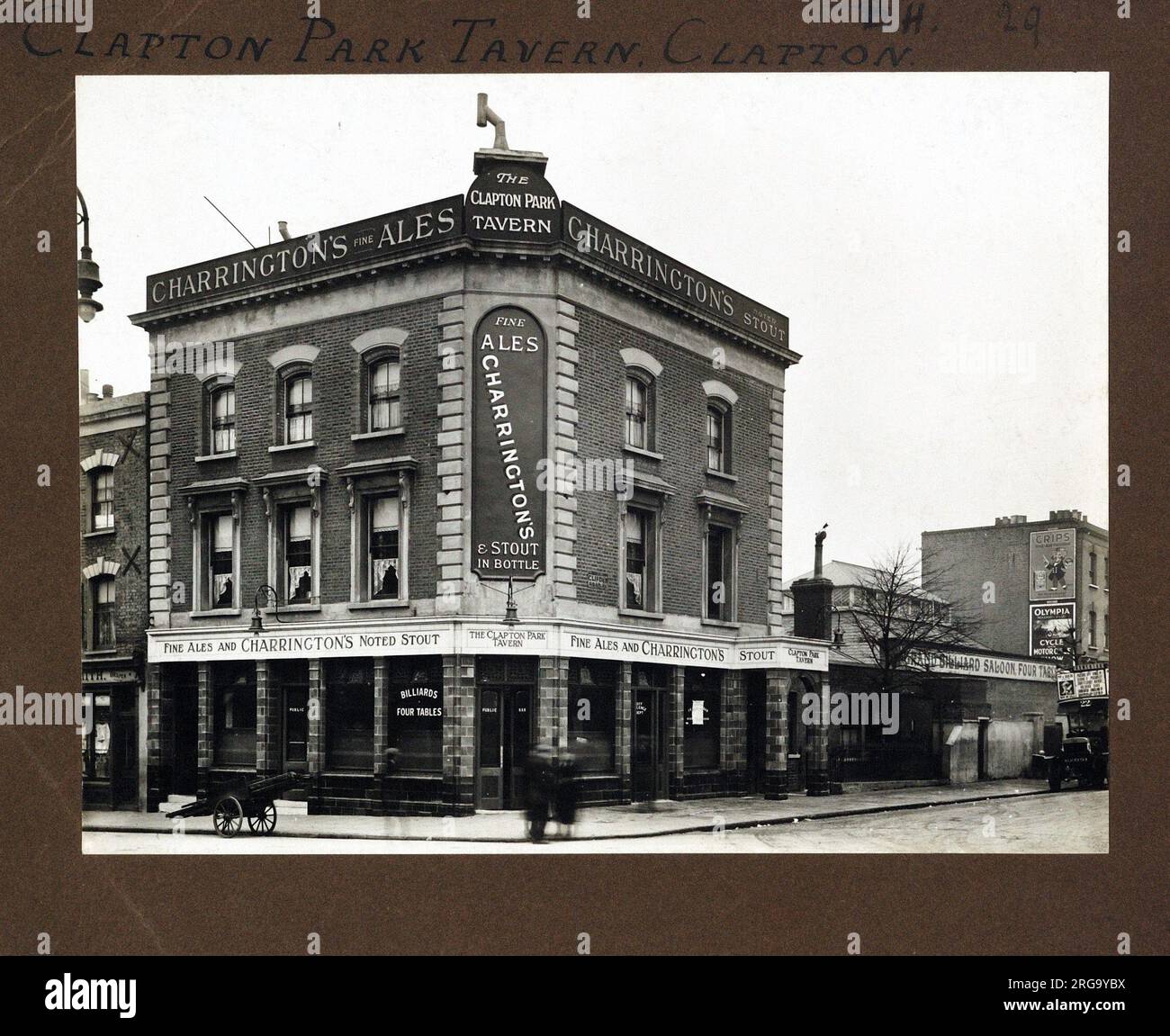 Fotografia di Clapton Park Tavern , Lower Clapton, Londra. Il lato principale della stampa (mostrato qui) raffigura: Angolo sulla vista del pub. Il retro della stampa (disponibile su richiesta) dettagli: Niente per la Clapton Park Tavern, Lower Clapton, Londra E5 0LH. A partire da luglio 2018 . Chiuso e ora un ristorante Pizza. Verendi nel 2020 Foto Stock