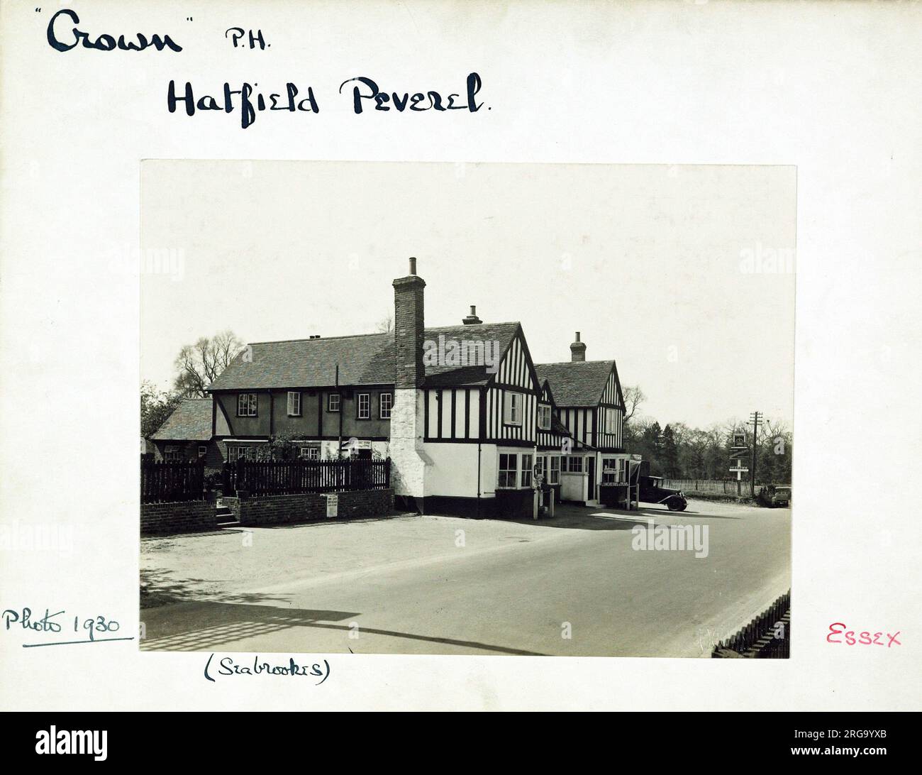 Fotografia di Crown PH, Hatfield Peverel, Essex. Il lato principale della stampa (mostrato qui) raffigura: La faccia sinistra sulla vista del pub. Il retro della stampa (disponibile su richiesta) dettagli: Trading Record 1928 . 1961 per la corona, Hatfield Peverel, Essex cm3 2ET. A partire da luglio 2018 . Ribattezzato Willian Boosey ora William B. Shepherd Neame Foto Stock