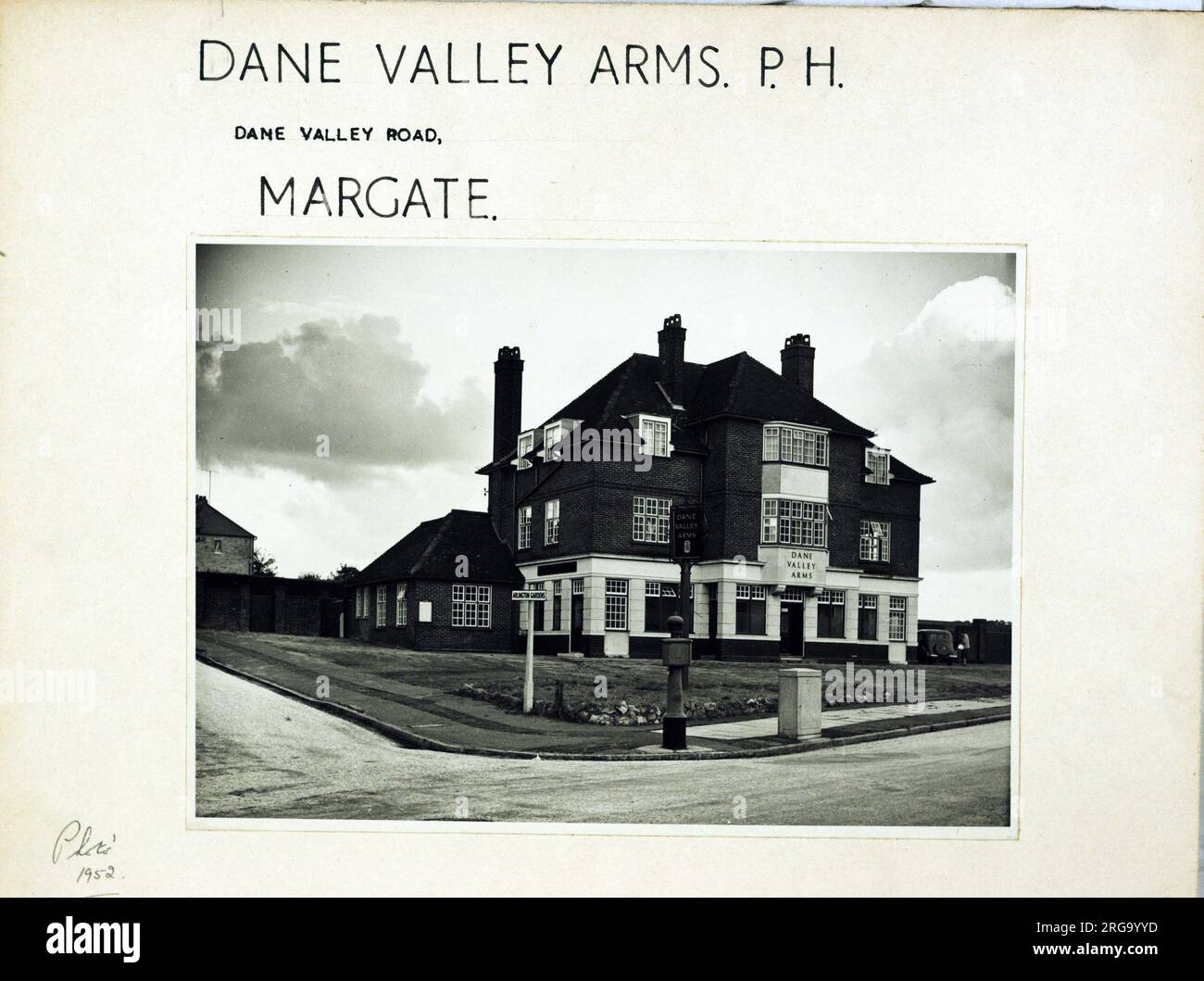 Fotografia di Dane Valley Arms, Margate, Essex. Il lato principale della stampa (mostrato qui) raffigura: La faccia sinistra sulla vista del pub. Il retro della stampa (disponibile su richiesta) dettagli: Trading Record 1950. 1963 per le Dane Valley Arms, Margate, Essex CT9 3RZ. A partire da luglio 2018 . Chiuso e poi sofferto un incendio sospetto. Proprietari Dane Valley Arms Limited. Foto Stock