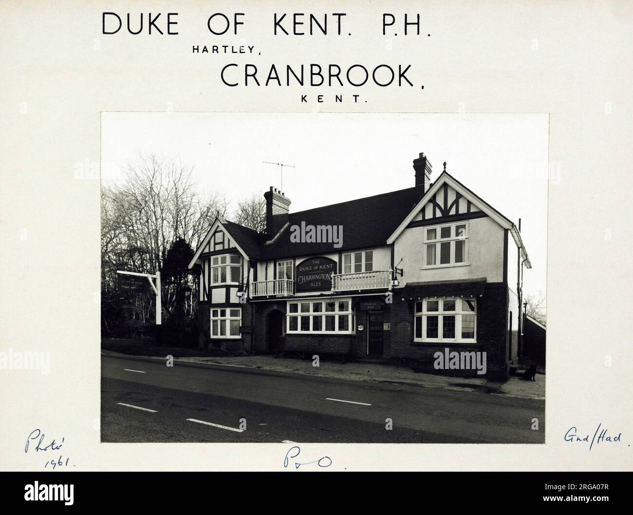 Fotografia di Duca di Kent PH, Cranbrook, Kent. Il lato principale della stampa (mostrato qui) raffigura: La faccia destra sulla vista del pub. Il retro della stampa (disponibile su richiesta) dettagli: Nulla per il Duca di Kent, Cranbrook, Kent TN17 3PU. A partire da luglio 2018 . Ora in uso residenziale Foto Stock