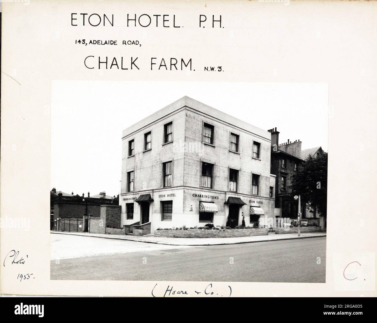 Fotografia di Eton Hotel, Chalk Farm, Londra. Il lato principale della stampa (mostrato qui) raffigura: Angolo sulla vista del pub. Il retro della stampa (disponibile su richiesta) dettagli: Trading Record 1934 . 1961 per l'Eton Hotel, Chalk Farm, Londra NW3 3NL. A partire da luglio 2018 . Rinominato Adelaide . A partire da giugno 2017 in fase di sviluppo Foto Stock