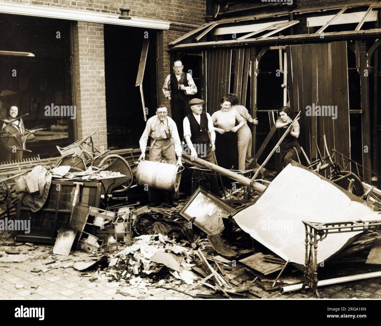 Fotografia di Hare & Hounds PH, Hampstead, Londra. Il lato principale della stampa (mostrato qui) raffigura: Foto della cancellazione del pub distrutto. Il retro della stampa (disponibile su richiesta) dettagli: Photographer ID for the Hare & Hounds, Hampstead, London NW3 7HE. A partire da luglio 2018 . Bombardato e parzialmente danneggiato 2 ottobre 1940. Interamente demolito dalla bomba 16th ottobre 1940 Foto Stock