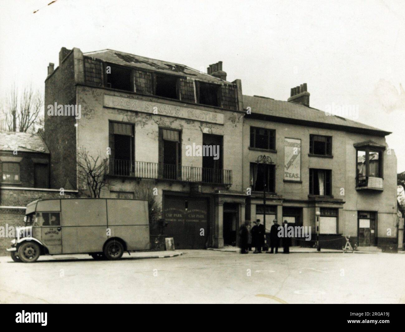 Fotografia di Jack Straws Castle PH, Hampstead (Old), Londra. Il lato principale della stampa (mostrato qui) raffigura: Pub distrutto. Il retro della stampa (disponibile su richiesta) dettagli: Fotografa ID per il Jack Straws Castle, Hampstead (Old), Londra NW3 7ES. A partire da luglio 2018 . Danneggiato dalla miniera di terra 19 marzo 1941 e ricostruito Foto Stock