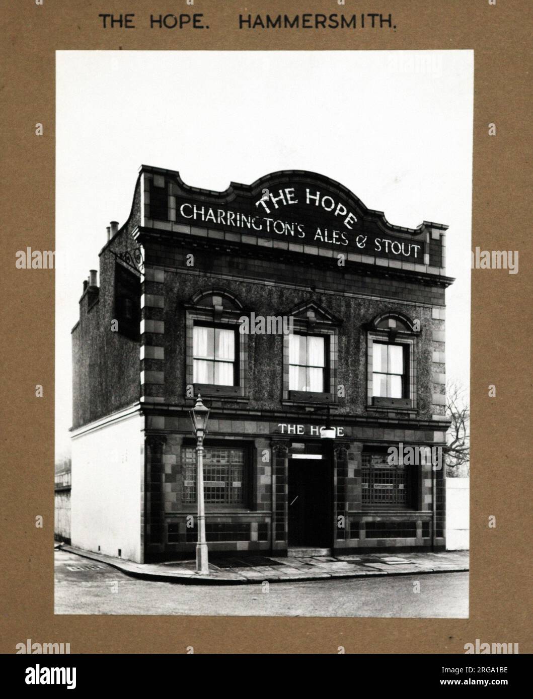 Fotografia di Hope PH, Hammersmith, Londra. Il lato principale della stampa (mostrato qui) raffigura: La faccia sinistra sulla vista del pub. Il retro della stampa (disponibile su richiesta) dettagli: Nothing for the Hope, Hammersmith, Londra W6 9BD. A partire da luglio 2018 . Ora in uso residenziale Foto Stock