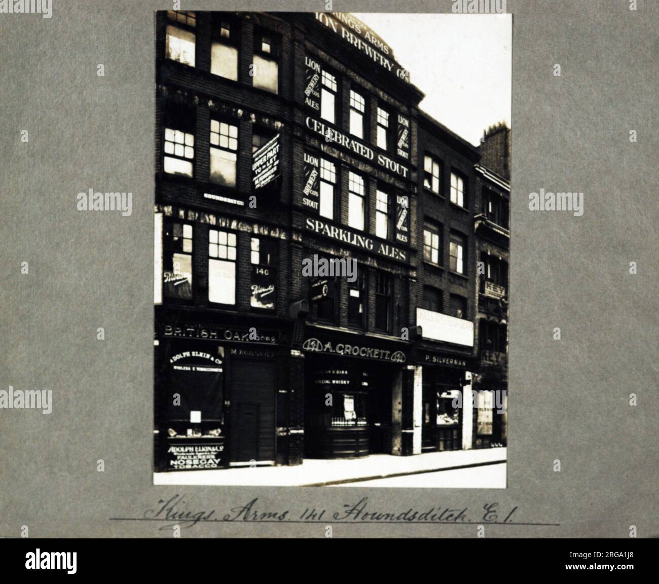 Fotografia di Kings Arms, Houndsditch, Londra. Il lato principale della stampa (mostrato qui) raffigura: La faccia sinistra sulla vista del pub. Il retro della stampa (disponibile su richiesta) dettagli: Nothing for the Kings Arms, Houndsditch, Londra EC3A 7NH. A partire da luglio 2018 . Distrutta dall'azione nemica 10th maggio 1941 Foto Stock