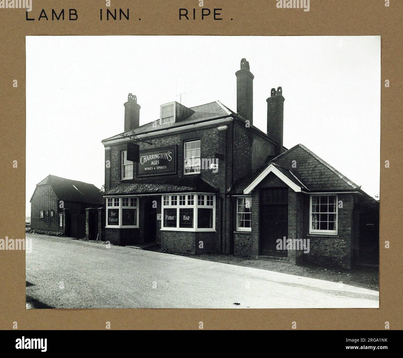 Fotografia di Lamb Inn, maturo, Sussex. Il lato principale della stampa (mostrato qui) raffigura: La faccia destra sulla vista del pub. Il retro della stampa (disponibile su richiesta) dettagli: Nulla per la Locanda di Agnello, matura, Sussex BN8 6AS. A partire da luglio 2018 . Chiuso per ristrutturazione. Marzo 2015. Maggio 2017 . non ci sono altre notizie. Foto Stock