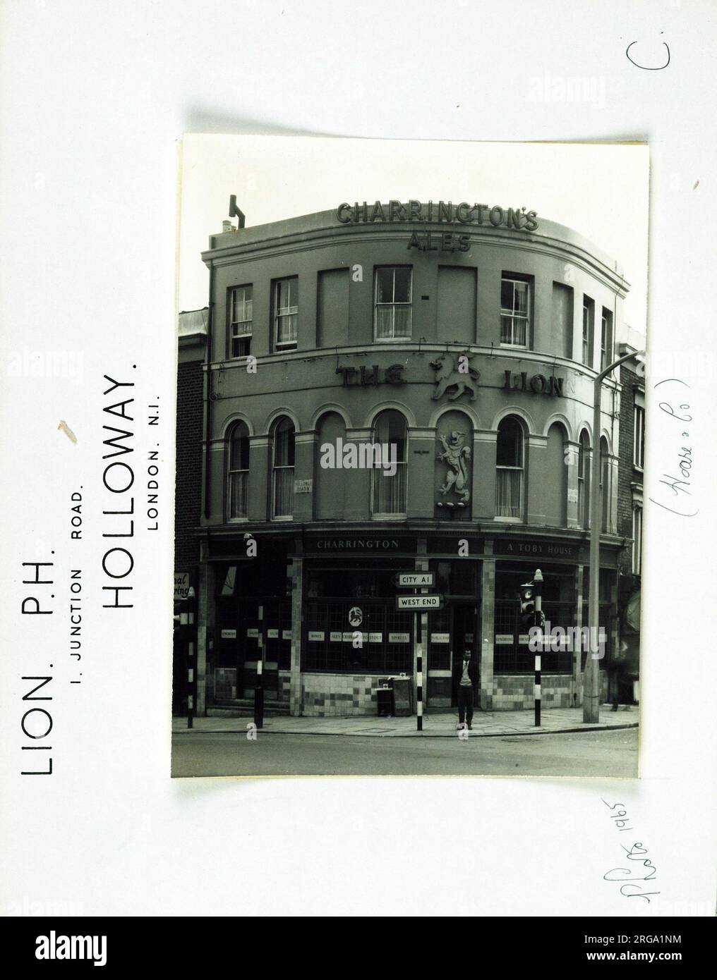 Fotografia di Lion PH, Holloway, Londra. Il lato principale della stampa (mostrato qui) raffigura: Angolo sulla vista del pub. Il retro della stampa (disponibile su richiesta) dettagli: Trading Record 1950 . 1961 per il Leone, Holloway, Londra N19 5QT. A partire da luglio 2018 . Renemed Sweeneys, o'Mara e Red Lion. Pub chiuso. Aperto nel Dicembre 2014 come 'treats' cafe' e negozio di dolci. Foto Stock