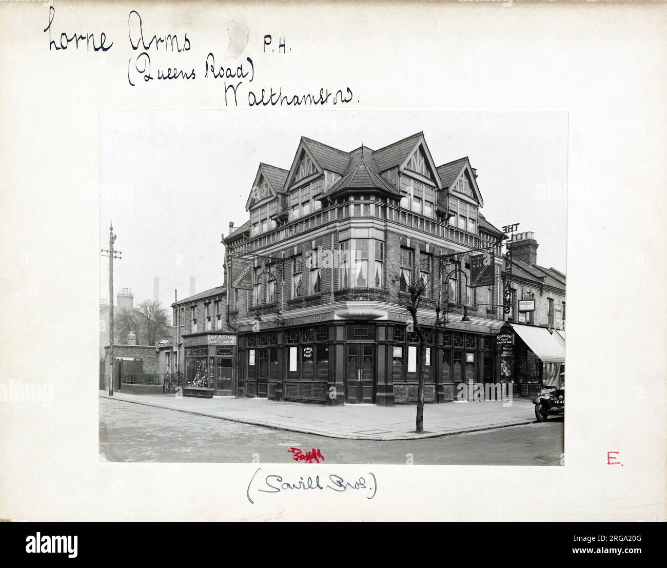 Fotografia di Lorne Arms, Walthamstow, Londra. Il lato principale della stampa (mostrato qui) raffigura: Angolo sulla vista del pub. Il retro della stampa (disponibile su richiesta) dettagli: Trading Record 1929 . 1961 per The Lorne Arms, Walthamstow, Londra E17 8PX. A partire da luglio 2018 . Convertito in vestiti & ufficio reclami di incidente. Foto Stock