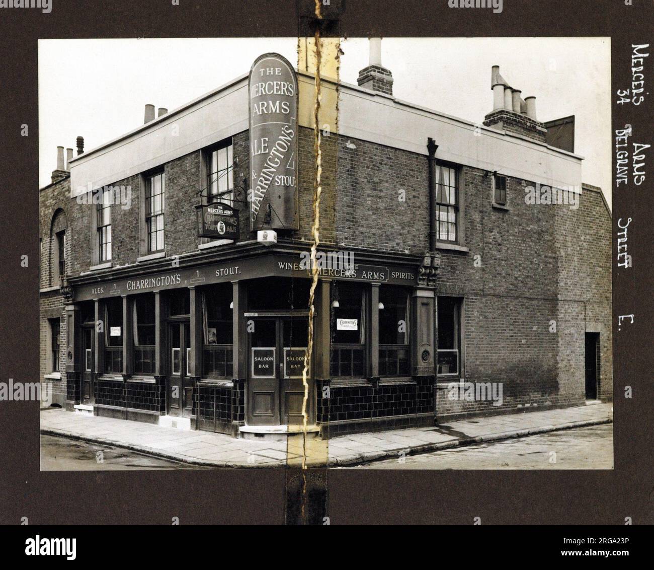 Fotografia di Mercers' Arms, Stepney, Londra. Il lato principale della stampa (mostrato qui) raffigura: Angolo sulla vista del pub. Il retro della stampa (disponibile su richiesta) dettagli: Nothing for the Mercers' Arms, Stepney, London E1 0NQ. A partire da luglio 2018 . Chiuso nel 2006 e convertito ad uso residenziale. Mercers Place. Foto Stock