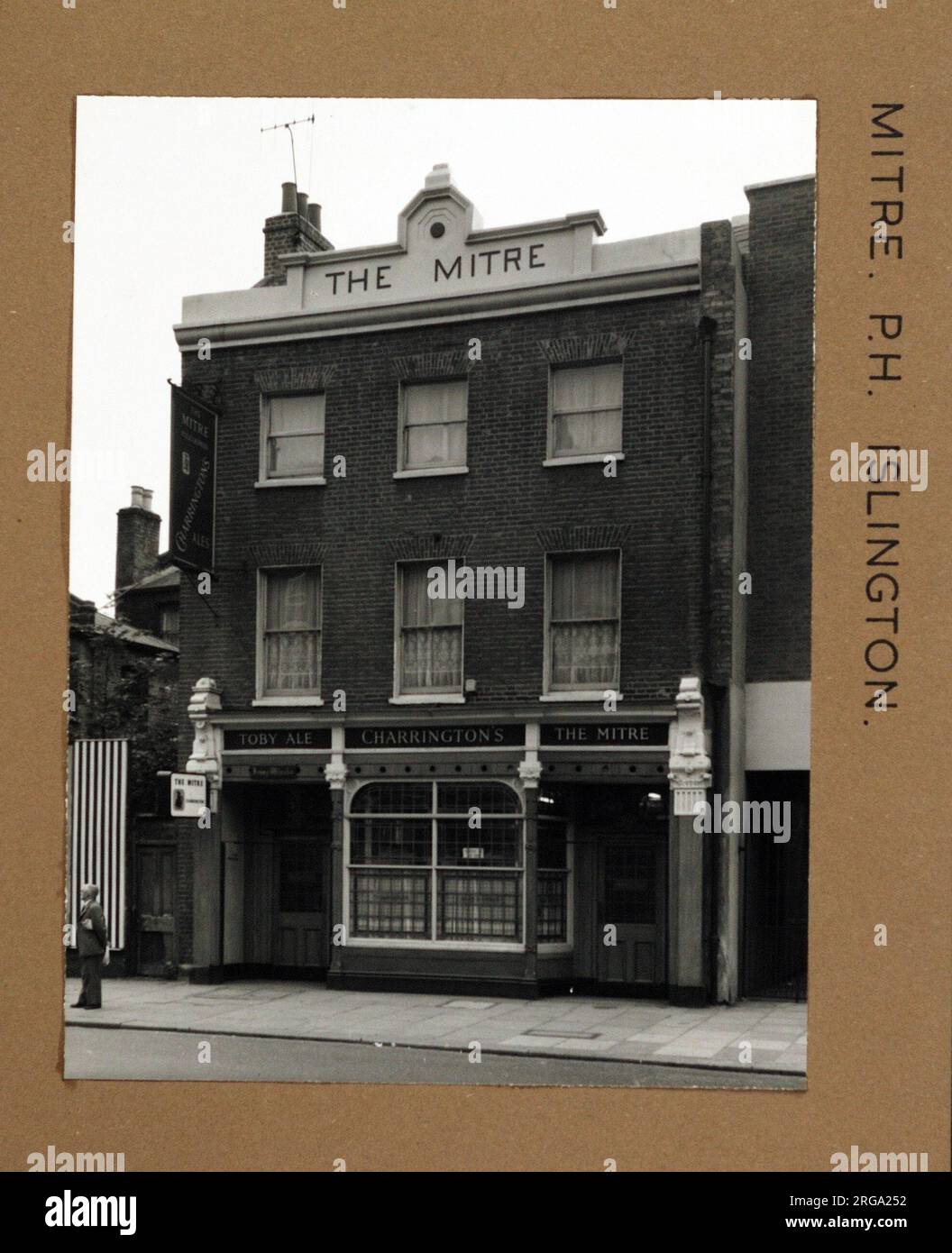 Fotografia di Mitre PH, Islington, Londra. Il lato principale della stampa (mostrato qui) raffigura: La faccia destra sulla vista del pub. Il retro della stampa (disponibile su richiesta) dettagli: Niente per la Mitre, Islington, Londra N1 1QP. A partire da luglio 2018 . Al piano superiore convertito ad uso residenziale. Il piano inferiore è attualmente utilizzato come ufficio per lo sviluppo del vecchio ufficio di smistamento dietro l'ex pub. Questo vedrà il pub convertito in unità al dettaglio. Foto Stock