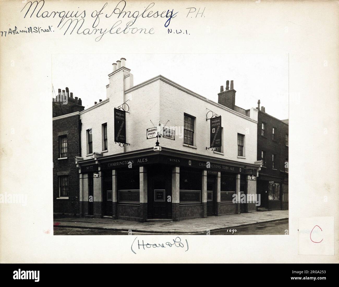 Fotografia del marchese di Anglesey PH, Marylebone, Londra. Il lato principale della stampa (mostrato qui) raffigura: Angolo sulla vista del pub. Il retro della stampa (disponibile su richiesta) dettagli: Trading Record 1934 . 1961 per il Marchese di Anglesey, Marylebone, Londra NW1 6RA. A partire da luglio 2018 . Chiuso e ora un ufficio architetti Foto Stock