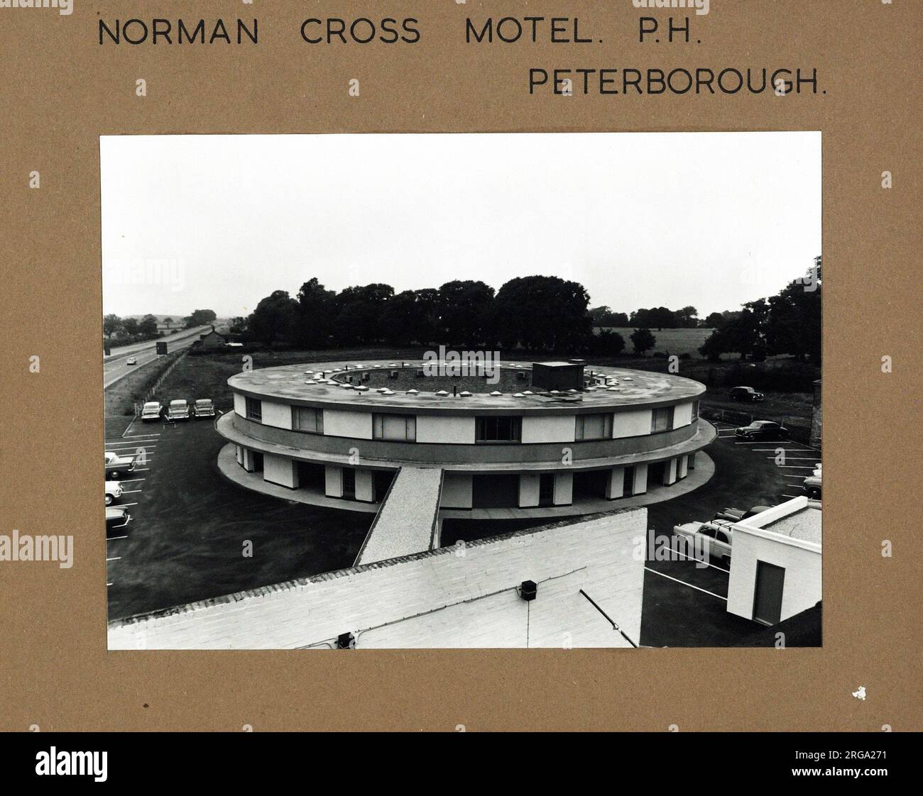 Norman Cross Motel, Peterborough, Cambridgeshire. Il lato principale della stampa (mostrato qui) raffigura: Faccia sulla vista del pub. Il retro della stampa (disponibile su richiesta) dettagli: Niente per il Norman Cross Motel, Peterborough (New), Cambridgeshire PE7 3TB. A partire da luglio 2018 . Ora Premier Inn Foto Stock