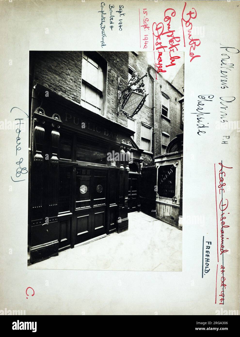 Fotografia di Poulters Arms, Cheapside, Londra. Il lato principale della stampa (mostrato qui) raffigura: La faccia sinistra sulla vista del pub. Il retro della stampa (disponibile su richiesta) dettagli: Trading Record 1934 . 1940 per The Poulters Arms, Cheapside, Londra EC2V 6AT. A partire da luglio 2018 . Bombardato e completamente distrutto 15 settembre 1940 Foto Stock