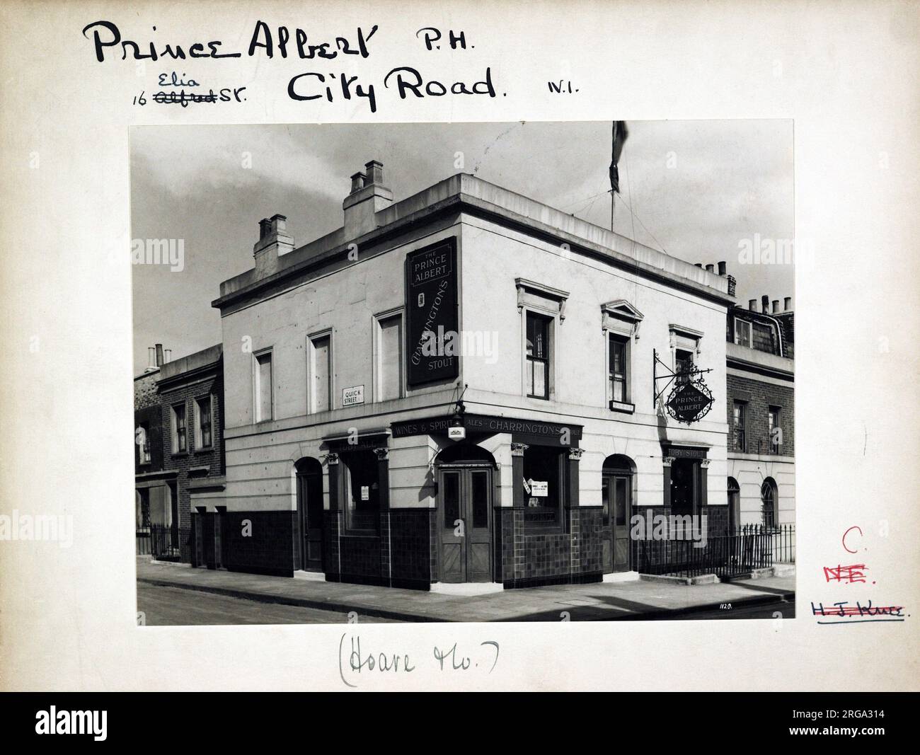 Fotografia del Principe Albert PH, Islington, Londra. Il lato principale della stampa (mostrato qui) raffigura: Angolo sulla vista del pub. Il retro della stampa (disponibile su richiesta) dettagli: Trading Record 1934 . 1961 per il Principe Alberto, Islington, Londra N1 8DE. A partire da luglio 2018 . Ribattezzato Charles Lamb . The Brill UK LLP Foto Stock