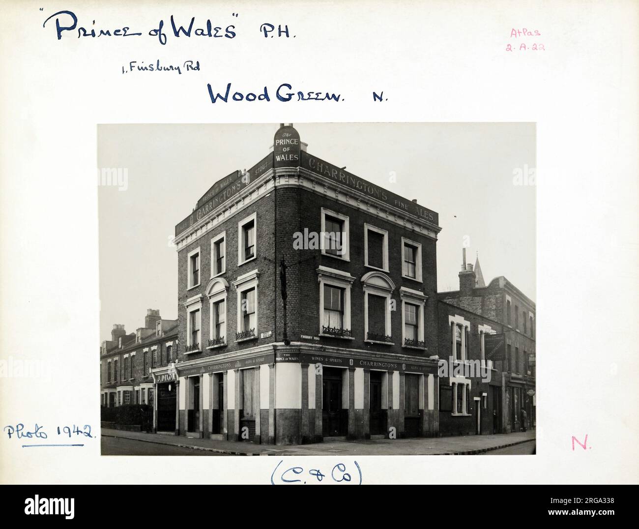 Fotografia di Prince of Wales PH, Wood Green, Londra. Il lato principale della stampa (mostrato qui) raffigura: Angolo sulla vista del pub. Il retro della stampa (disponibile su richiesta) dettagli: Trading Record 1932 . 1961 per il Principe di Galles, Wood Green, Londra N22 8PA. A partire da luglio 2018 . Ribattezzato 'il Principe'. Dukes Head Highgate Ltd Foto Stock