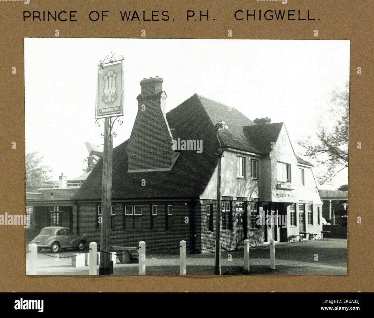 Fotografia di Prince of Wales PH, Chigwell (nuovo), Essex. Il lato principale della stampa (mostrato qui) raffigura: La faccia sinistra sulla vista del pub. Il retro della stampa (disponibile su richiesta) dettagli: Niente per il Principe di Galles, Chigwell (nuovo), Essex IG7 5PP. A partire da luglio 2018 . Pub ricostruito 4th dicembre 1963 su altro stesso sito che era vicino a St Winifreds War Memorial sul bivio di Manor Road e Hainhault Road.But chiuso nei primi anni '90, è ora il sito di appartamenti dietro la stazione di benzina Shell. Foto Stock