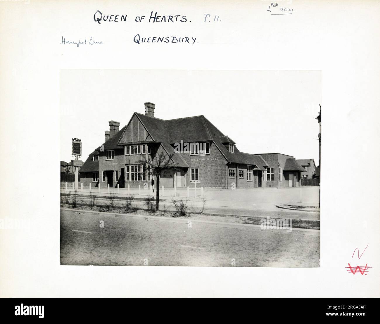 Fotografia di Queen of Hearts PH, Queensbury, Greater London. Il lato principale della stampa (mostrato qui) raffigura: La faccia destra sulla vista del pub. Il retro della stampa (disponibile su richiesta) dettagli: Niente per la Regina dei cuori, Queensbury, Greater London HA7 1DH. A partire da luglio 2018 . Ribattezzato Flamedeck, è stato demolito e sostituito da alloggi. Foto Stock