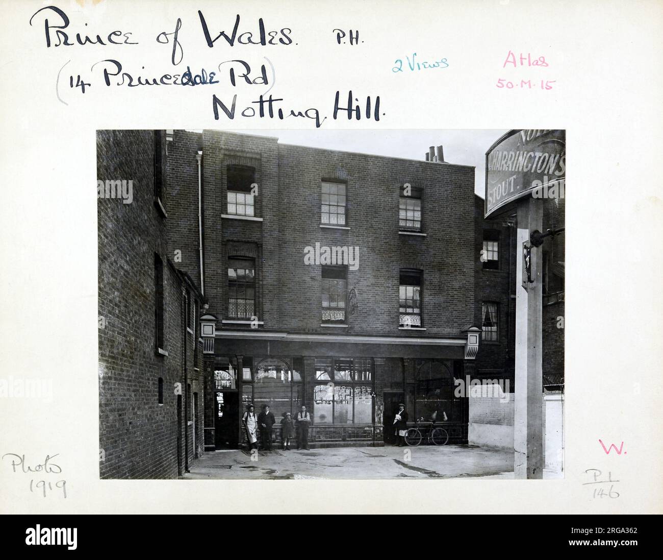 Fotografia di Prince of Wales PH, Notting Hill, Londra. Il lato principale della stampa (mostrato qui) raffigura: Faccia sulla vista del pub. Il retro della stampa (disponibile su richiesta) dettagli: Niente per il Principe di Galles, Notting Hill, Londra W11 4NJ. A partire da luglio 2018 . Ora ufficio e residenziale Foto Stock