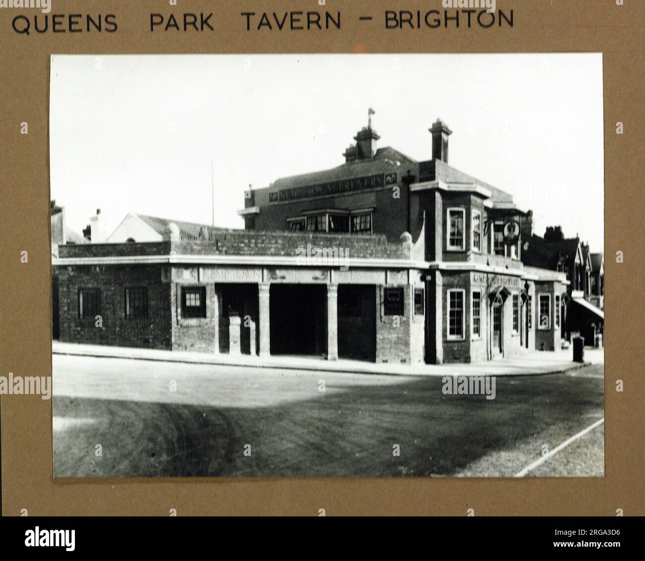 Fotografia di Queens Park Tavern , Brighton, Sussex. Il lato principale della stampa (mostrato qui) raffigura: Angolo sulla vista del pub. Il retro della stampa (disponibile su richiesta) dettagli: Niente per il Queens Park Tavern, Brighton, Sussex BN2 9ZB. A partire da luglio 2018 . Rinominato Hannover . Indigo Pub Co Foto Stock
