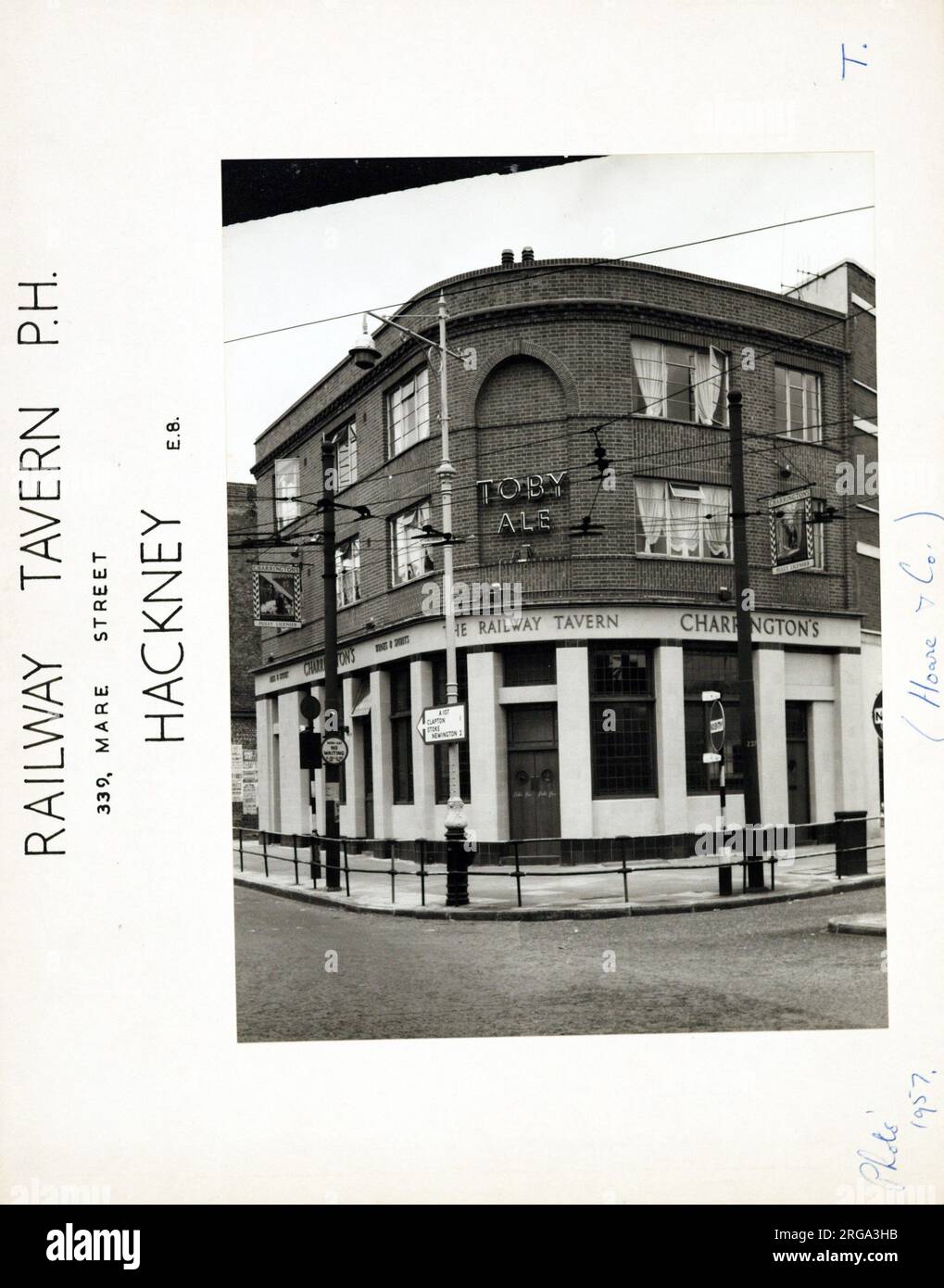 Fotografia di Railway Tavern , Hackney (New), Londra. Il lato principale della stampa (mostrato qui) raffigura: Angolo sulla vista del pub. Il retro della stampa (disponibile su richiesta) dettagli: Trading Record 1934 . 1961 per la Railway Tavern, Hackney (New), Londra E8 1HY. A partire da luglio 2018 . Chiuso ora Paddy Power scommesse negozio Foto Stock