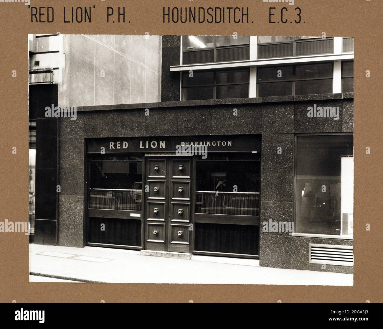 Fotografia del Leone Rosso PH, Houndsditch (nuovo), Londra. Il lato principale della stampa (mostrato qui) raffigura: Faccia sulla vista del pub. Il retro della stampa (disponibile su richiesta) dettagli: Nothing for the Red Lion, Houndsditch (New), Londra EC3A 7BD. A partire da luglio 2018 . Ricostruito nel 1965 a 31,36 Houndsditch rinominato o'Neill's, Cavallo Bianco (2008) ora il Leone (2016). Proprietario . Bei bar Foto Stock