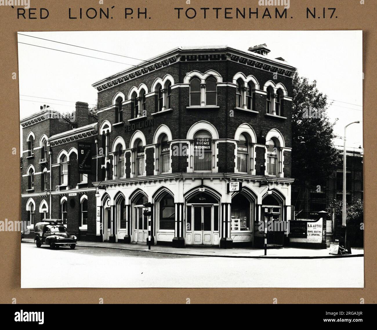 Fotografia di Red Lion PH, Tottenham, Londra. Il lato principale della stampa (mostrato qui) raffigura: Angolo sulla vista del pub. Il retro della stampa (disponibile su richiesta) dettagli: Trading Record 1938 . 1961 per il Leone Rosso, Tottenham, Londra N17 9TP. A partire da luglio 2018 . Convertito in negozio nel 2009 Foto Stock