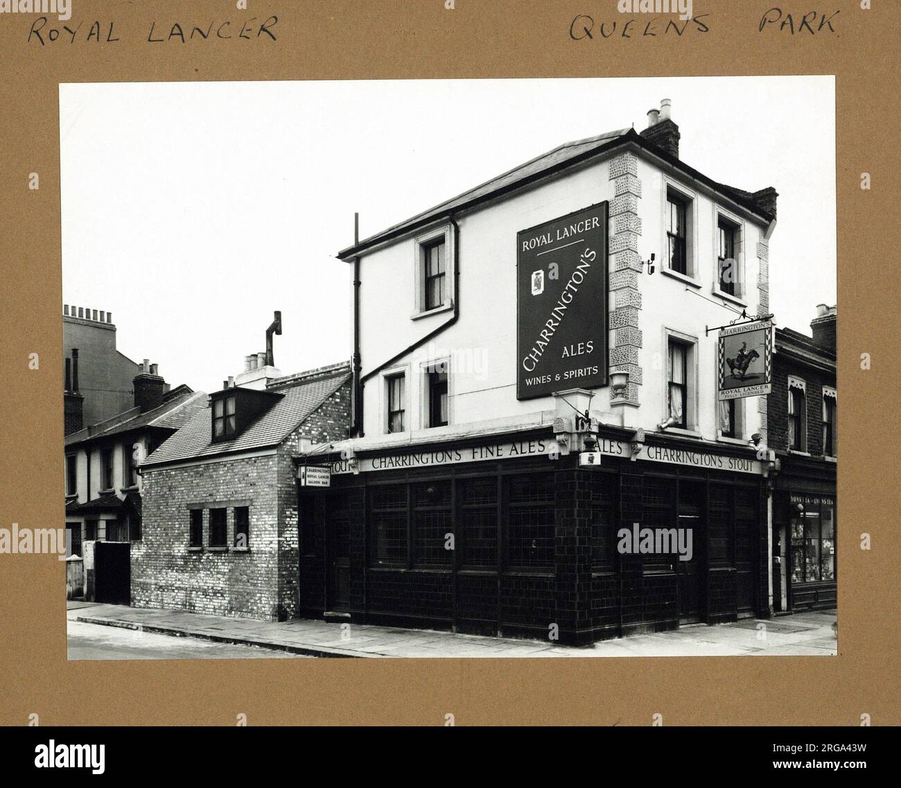 Fotografia di Royal Lancer PH, Queens Park, Londra. Il lato principale della stampa (mostrato qui) raffigura: Angolo sulla vista del pub. Il retro della stampa (disponibile su richiesta) dettagli: Niente per il Royal Lancer, Queens Park, Londra W10 4NZ. A partire da luglio 2018 . Utilizzato come strutture per il benessere degli uffici e dei lavoratori edili, in connessione con lavori di ristrutturazione di proprietà residenziali a Bravington Road, Portnall Street e Ashmore Road Foto Stock