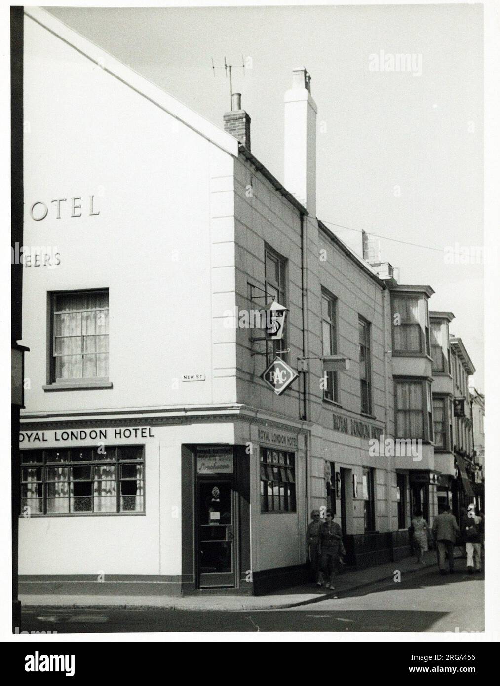 Fotografia del Royal London Hotel, Sidmouth, Devon. Il lato principale della stampa (mostrato qui) raffigura: Angolo sulla vista del pub. Il retro della stampa (disponibile su richiesta) dettagli: Documento d'identità pubblicano per il Royal London Hotel, Sidmouth, Devon EX10 8AP. A partire da luglio 2018 . Ora il negozio al dettaglio si chiama Seasalt Foto Stock