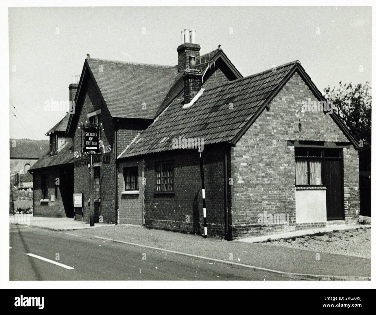 Fotografia di Shoulder di Mutton PH, Bridgwater, Somerset. Il lato principale della stampa (mostrato qui) raffigura: La faccia destra sulla vista del pub. Il retro della stampa (disponibile su richiesta) dettagli: Documento d'identità pubblicano per la spalla di Mutton, Bridgwater, Somerset TA7 0LN. A partire da luglio 2018 . Ora in uso residenziale Foto Stock