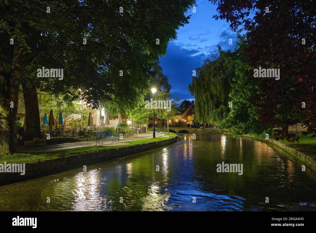 River Windrush a Bourton-on-the-Water di notte Foto Stock