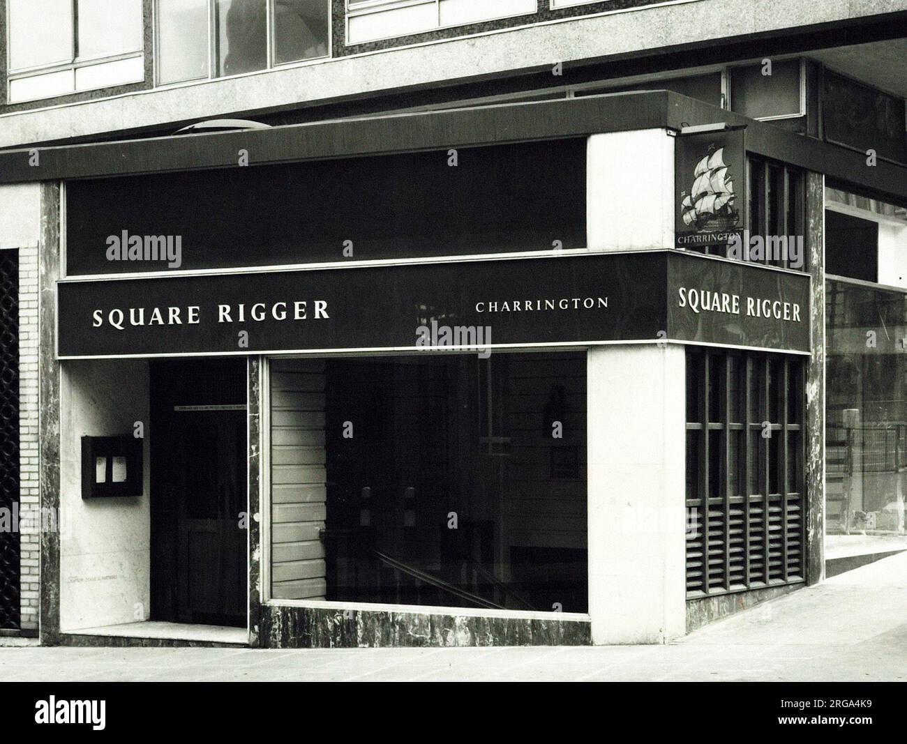 Fotografia di Square Rigger PH, Monument, Londra. Il lato principale della stampa (mostrato qui) raffigura: La faccia destra sulla vista del pub. Il retro della stampa (disponibile su richiesta) dettagli: Nulla per il Rigger Square, Monument, Londra EC4R 9AY. A partire da luglio 2018 . Demolito per un moderno blocco di uffici sopra i punti vendita al dettaglio, tra cui Be at One Bar a Stonegate Brand Foto Stock