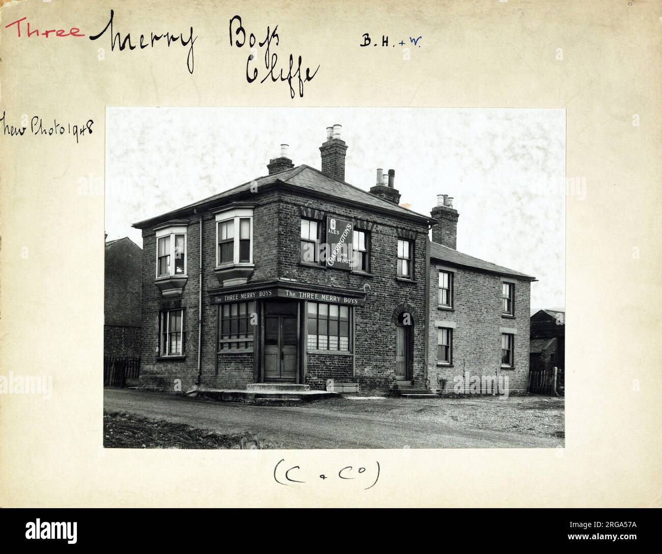 Fotografia di tre Merry Boys PH, Cliffe, Kent. Il lato principale della stampa (mostrato qui) raffigura: Angolo sulla vista del pub. Il retro della stampa (disponibile su richiesta) dettagli: Trading Record 1937 . 1960 per i tre Merry Boys, Cliffe, Kent ME3 7TP. A partire da luglio 2018 . Ora in uso residenziale Foto Stock