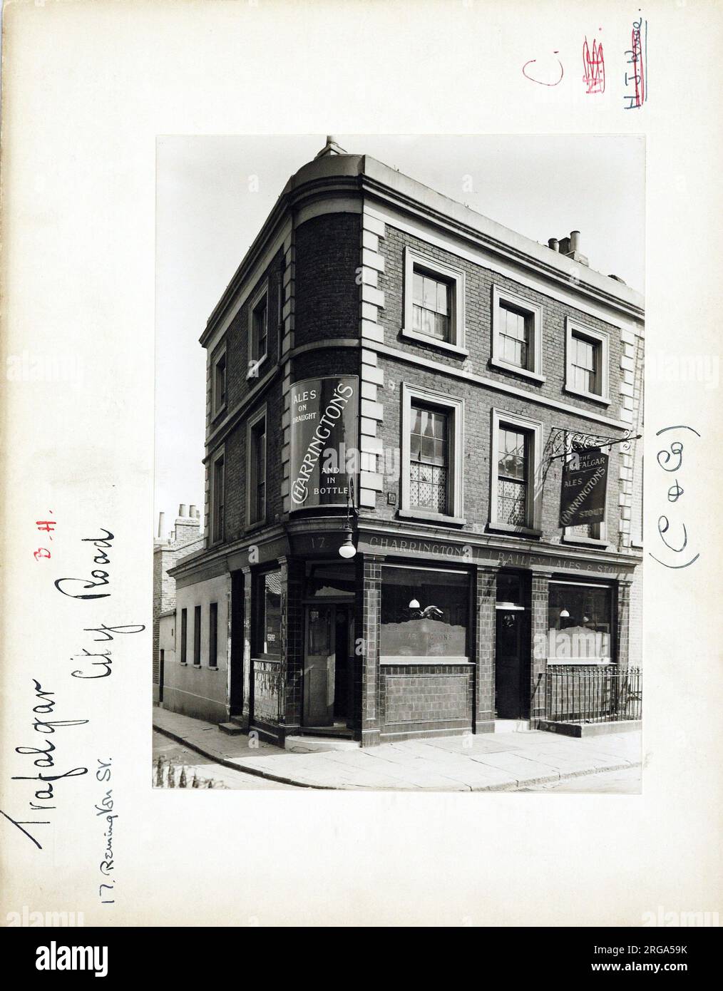 Fotografia di Trafalgar PH, City Road, Londra. Il lato principale della stampa (mostrato qui) raffigura: La faccia sinistra sulla vista del pub. Il retro della stampa (disponibile su richiesta) dettagli: Trading Record 1929 . 1961 per Trafalgar, City Road, Londra N1 8DH. A partire da luglio 2018 . Chiuso nel 1990s e utilizzato come ufficio, ora Gary Davy casting Foto Stock