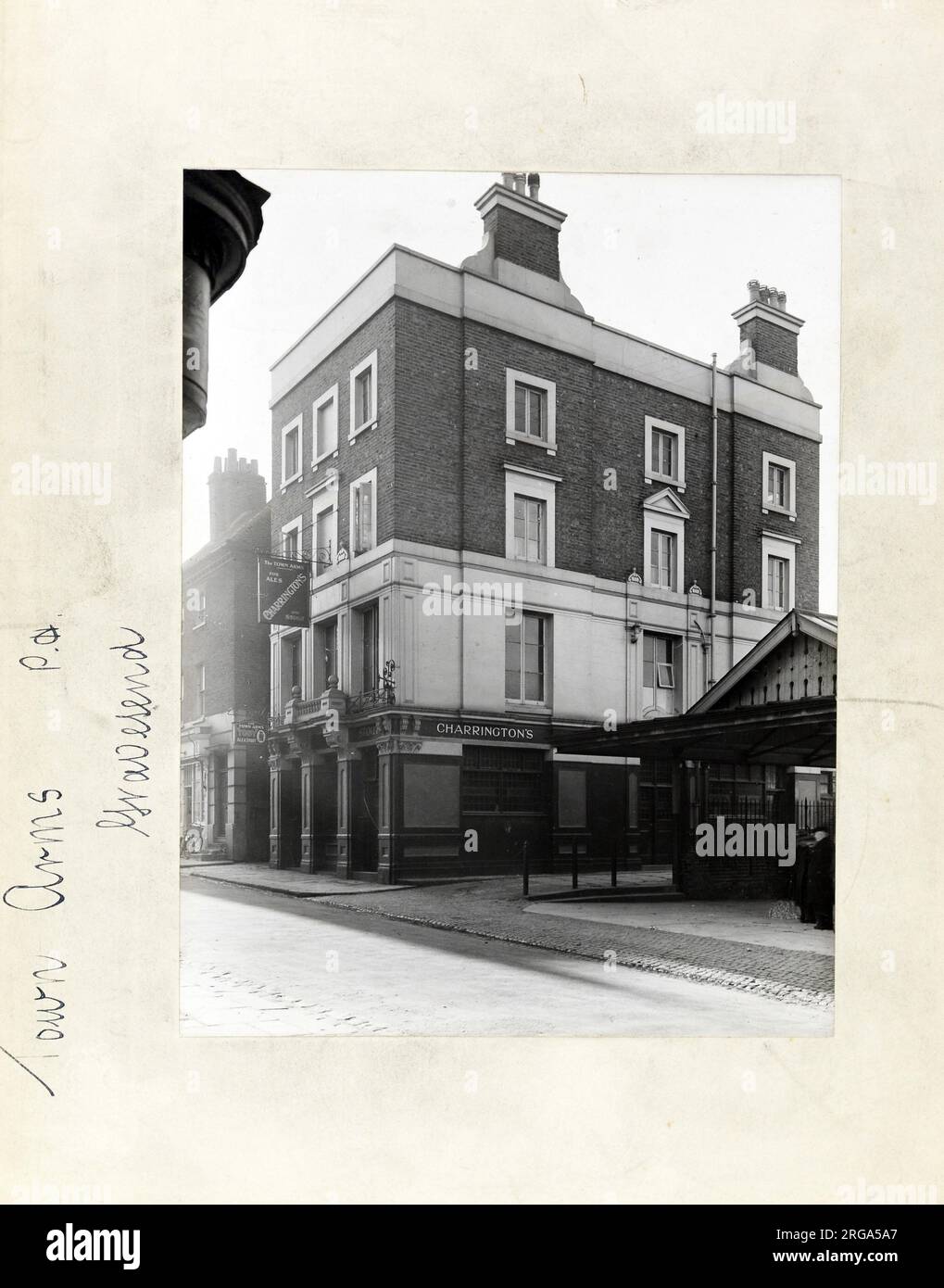 Fotografia di Town Arms, Gravesend, Kent. Il lato principale della stampa (mostrato qui) raffigura: Angolo sulla vista del pub. Il retro della stampa (disponibile su richiesta) dettagli: Niente per il Town Arms, Gravesend, Kent DA12 2DU. A partire da luglio 2018 . Divenne Blakes night club . di proprietà individuale Foto Stock