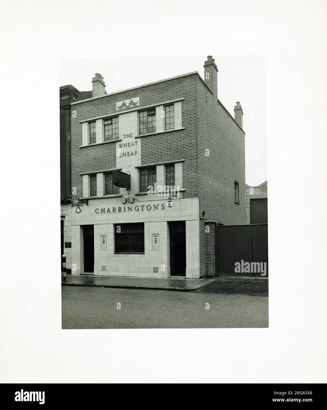 Fotografia di Wheatsheaf PH, Hammersmith, Londra. Il lato principale della stampa (mostrato qui) raffigura: La faccia destra sulla vista del pub. Il retro della stampa (disponibile su richiesta) dettagli: Niente per il Wheatsheaf, Hammersmith, Londra W6 8AZ. A partire da luglio 2018 . Demolito Foto Stock