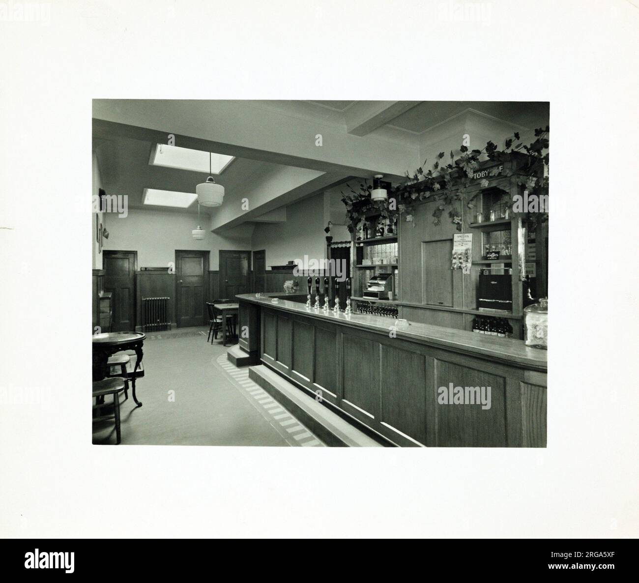 Fotografia di Wheatsheaf PH, Hammersmith, Londra. Il lato principale della stampa (mostrato qui) raffigura: Bar interno del pub. Il retro della stampa (disponibile su richiesta) dettagli: Niente per il Wheatsheaf, Hammersmith, Londra W6 8AZ. A partire da luglio 2018 . Demolito Foto Stock