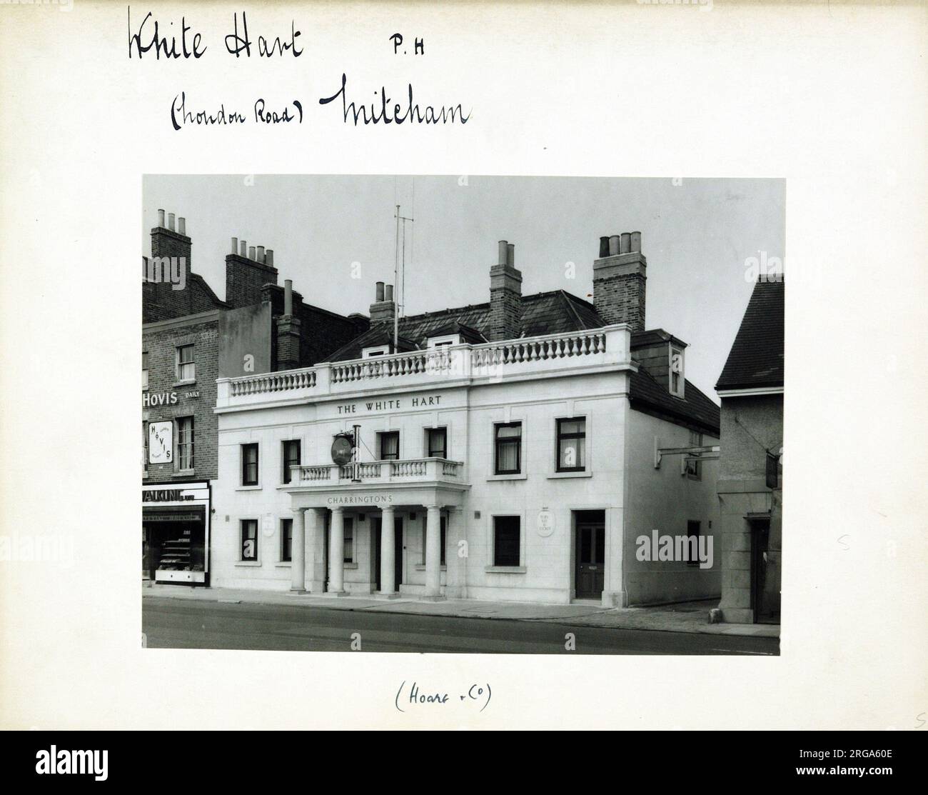 Fotografia di White Hart PH, Mitcham, Greater London. Il lato principale della stampa (mostrato qui) raffigura: La faccia destra sulla vista del pub. Il retro della stampa (disponibile su richiesta) dettagli: Trading Record 1935 . 1961 per The White Hart, Mitcham, Greater London CR4 3ND. A partire da luglio 2018 . Ritornò a White Hart nel novembre 2010 dopo alcuni anni come Hooden on the Green. Chiuso il 2016 aprile ma ancora in su per essere lasciato a partire da maggio 2019 Foto Stock Fotografia di White Hart PH, Mitcham, Greater London. Il lato principale della stampa (mostrato qui) raffigura: La faccia destra sulla vista del pub. Il retro della stampa (disponibile su richiesta) dettagli: Trading Record 1935 . 1961 per The White Hart, Mitcham, Greater London CR4 3ND. A partire da luglio 2018 . Ritornò a White Hart nel novembre 2010 dopo alcuni anni come Hooden on the Green. Chiuso il 2016 aprile ma ancora in su per essere lasciato a partire da maggio 2019 Foto Stock