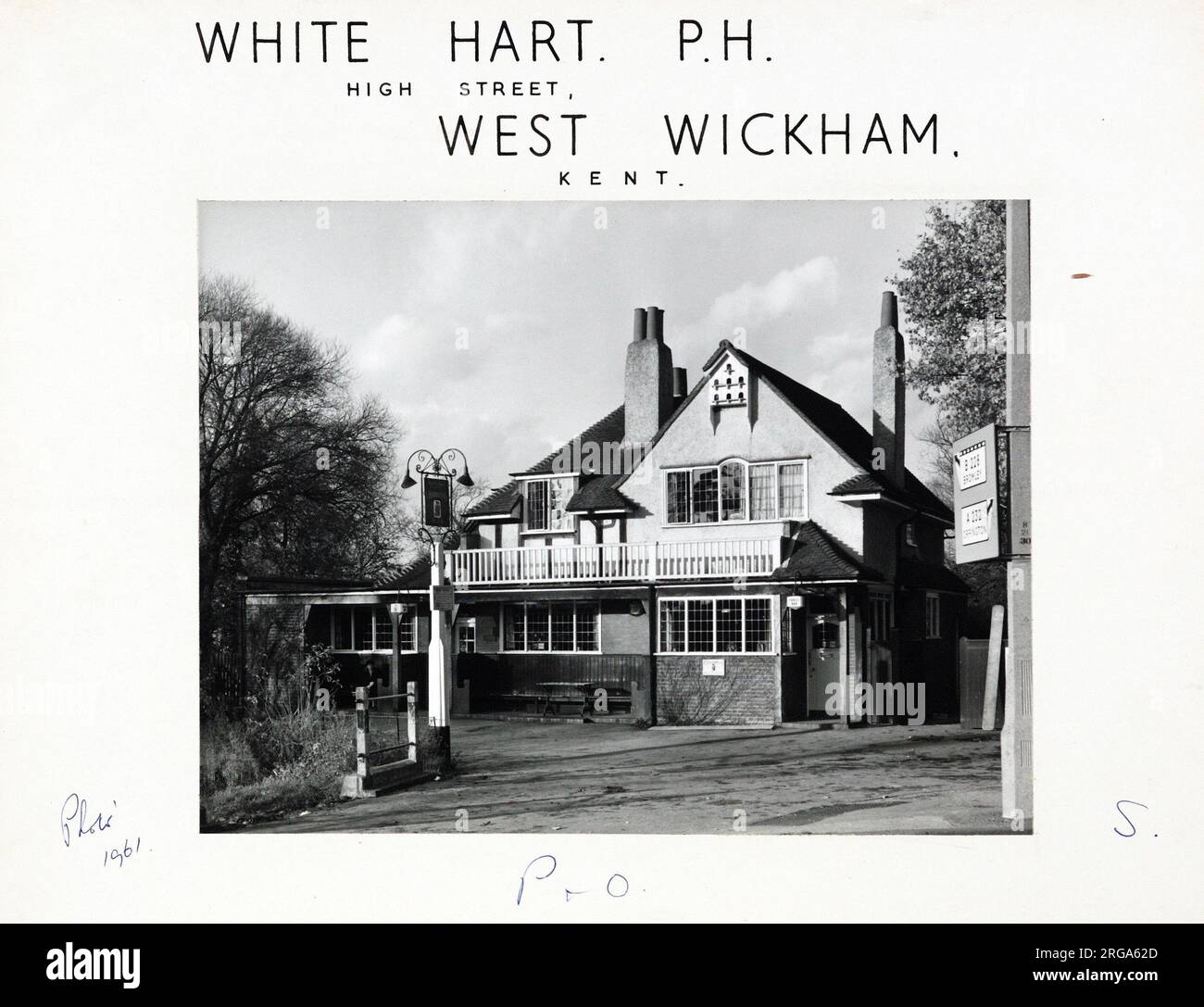 Fotografia di White Hart PH, West Wickham, Greater London. Il lato principale della stampa (mostrato qui) raffigura: La faccia destra sulla vista del pub. Il retro della stampa (disponibile su richiesta) dettagli: Trading Record 1919 . 1961 per il White Hart, West Wickham, Greater London BR4 0LZ. A partire da luglio 2018 . Pensioni Trust. Chiuso come pub 2007-08? Data esatta sconosciuta. È diventato un ristorante, la Rioja, che a sua volta ha chiuso. Ora il KFC è in grado di passare Foto Stock