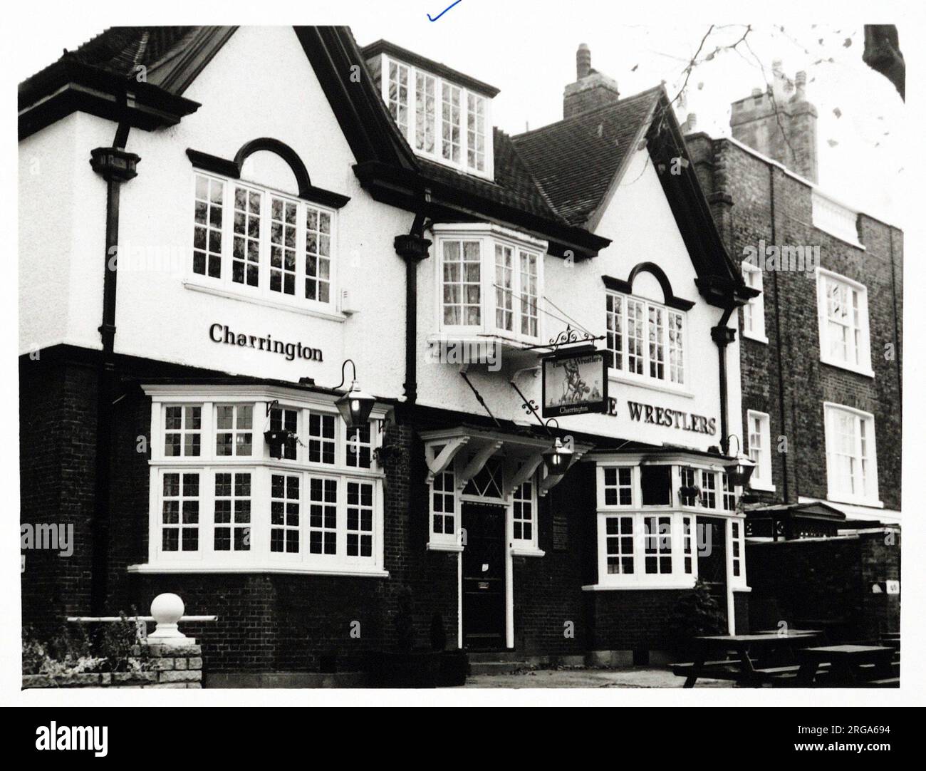 Fotografia di Wrestlers PH, Highgate, Londra. Il lato principale della stampa (mostrato qui) raffigura: La faccia sinistra sulla vista del pub. Il retro della stampa (disponibile su richiesta) dettagli: Photographer ID for the Wrestlers, Highgate, London N6 4AA. A partire da luglio 2018 . Taverne di punch Foto Stock