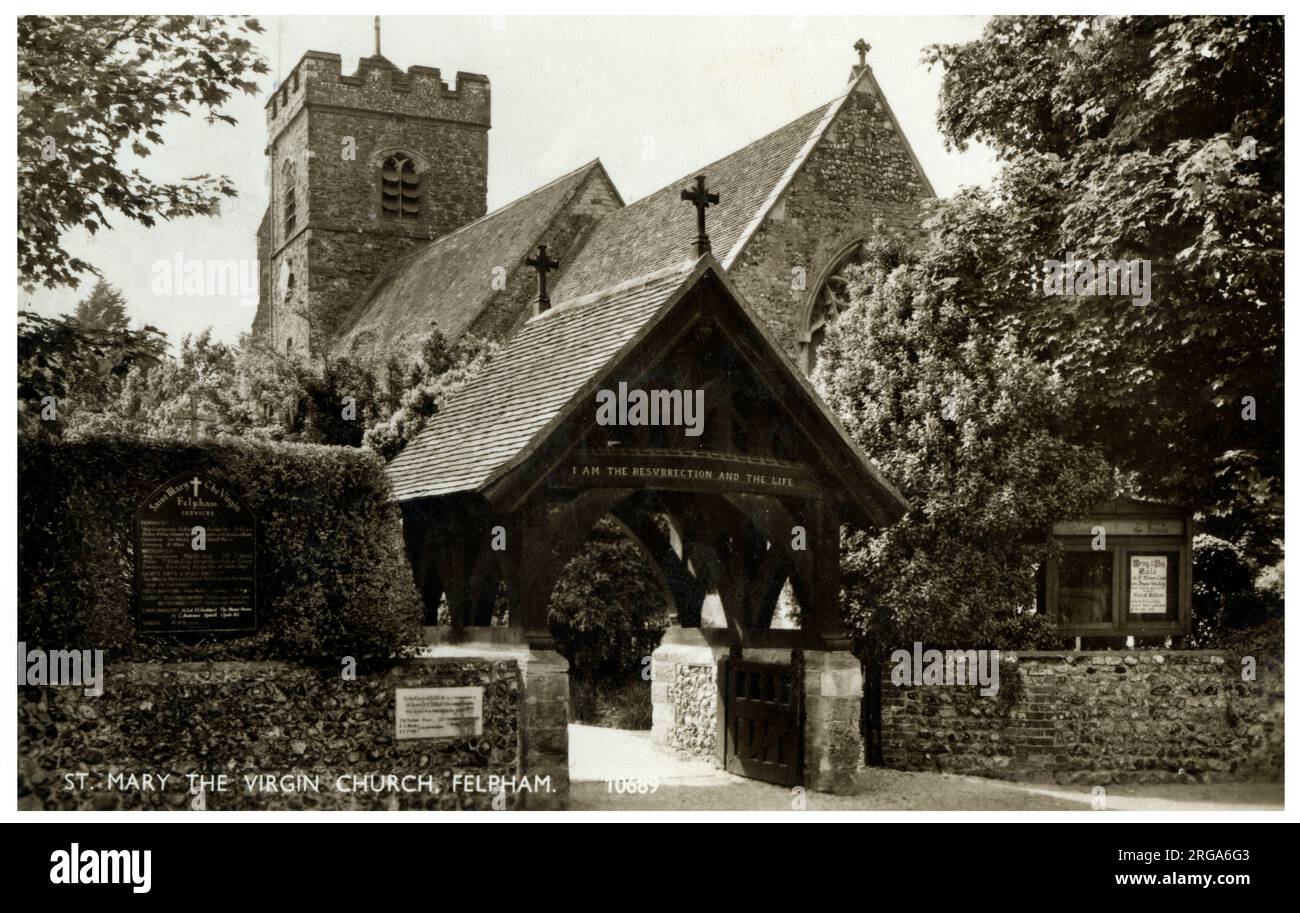 Chiesa di Santa Maria Vergine, Feltham, Midldesex, Inghilterra. Un esempio molto fine di una porta di Lych può essere visto in primo piano. Foto Stock